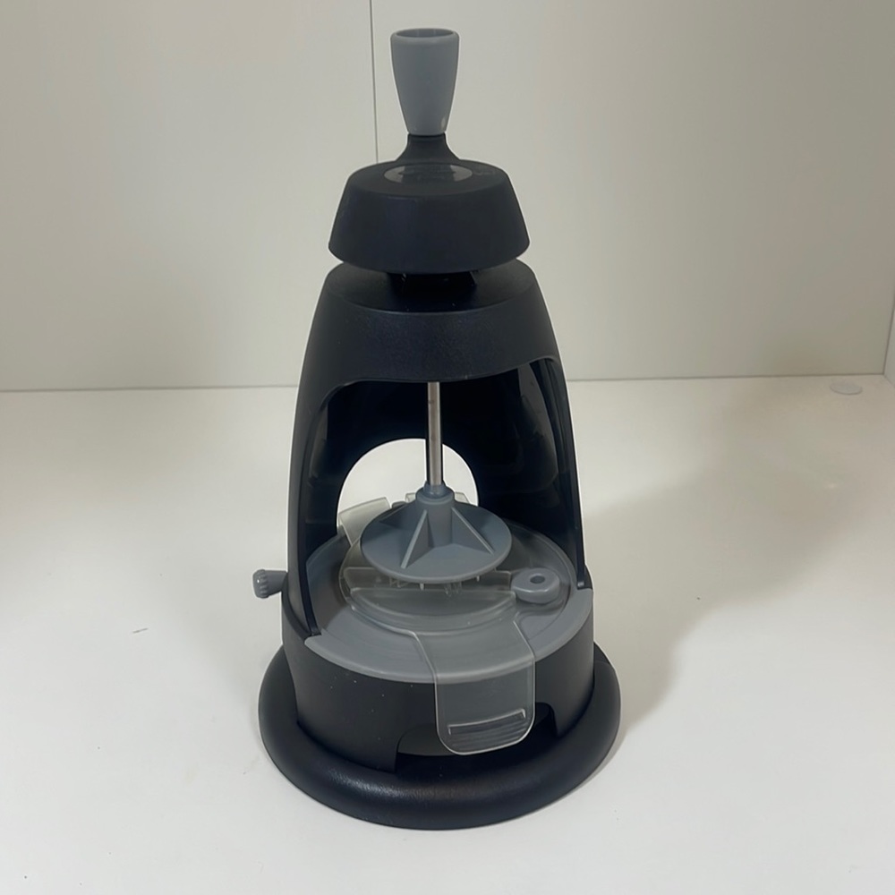 EUC Pampered Chef Vegetable Spiralizer